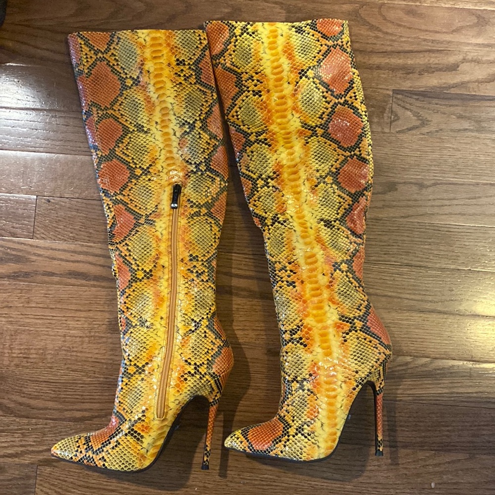 Like new Beautiful tall Snake print boot
